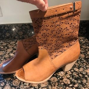 Leather Peep Toe Booties   Alice + 0livia 39.5